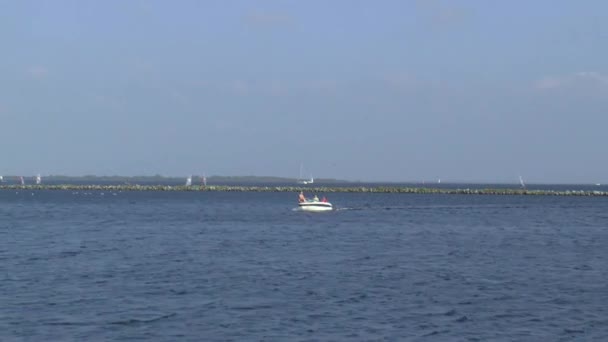 Menschen auf Motorboot auf dem Browersdam — Stockvideo