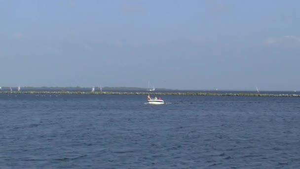 People on motorboat on the Brouwersdam — Stock Video