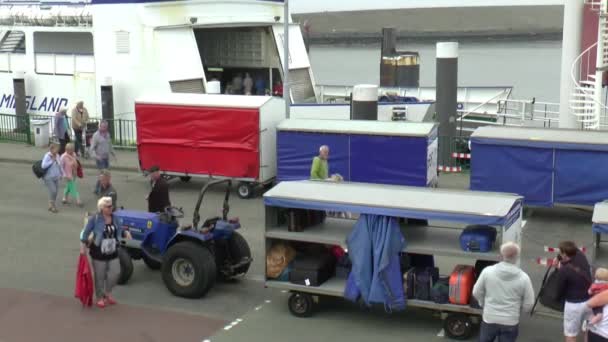 Pasajeros saliendo del ferry después del puerto de entrada — Vídeo de stock