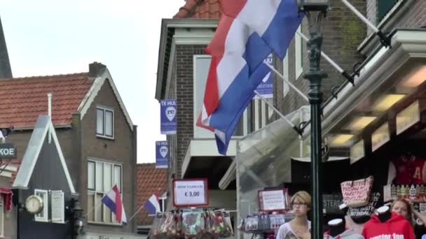 Mensen die op straat lopen — Stockvideo