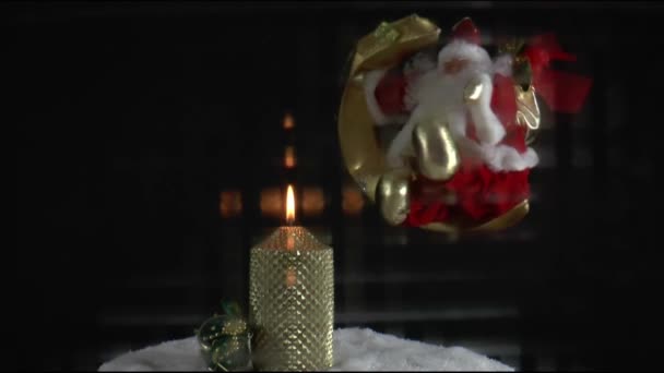 Vela ardiente y decoraciones navideñas — Vídeo de stock