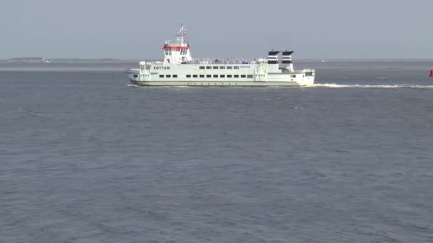 Ferry saliendo del puerto — Vídeos de Stock