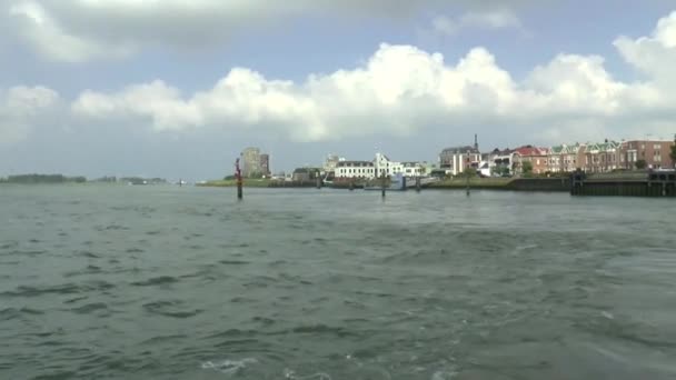 货物船风帆在河上 — 图库视频影像