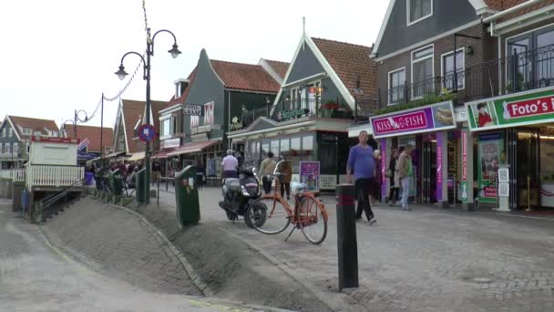 Les gens marchent dans la rue — Video