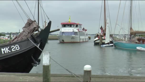 Volendam komp lép, kikötő — Stock videók