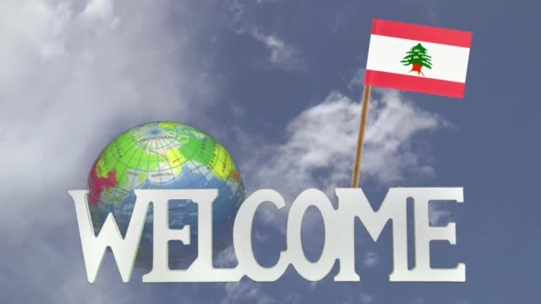 Globo giratorio y pequeña bandera de papel de LEBANON — Vídeos de Stock