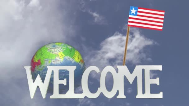 Roterande globe och små papper flagga Liberia — Stockvideo