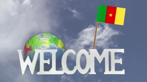 Поворотний глобус і невелику паперову прапор Камеруну — стокове відео