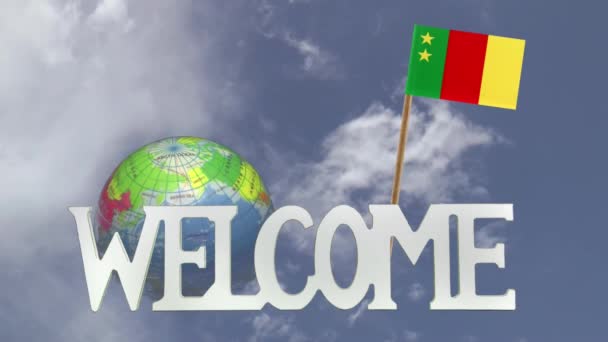 Draaiende globe en kleine papieren oude Kameroen vlag — Stockvideo