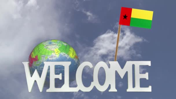 Вращающийся глобус и маленький бумажный флаг Гвинеи Бисау — стоковое видео