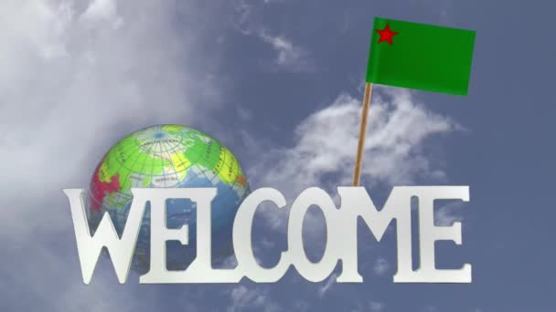 Вращающийся земной шар и маленький бумажный флаг Бенина — стоковое видео