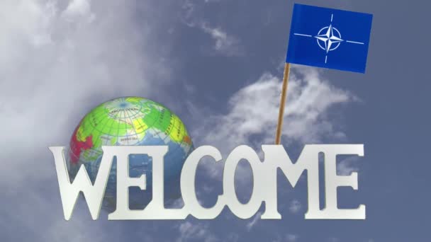 Girando globo y papel pequeño Bandera de la OTAN — Vídeos de Stock