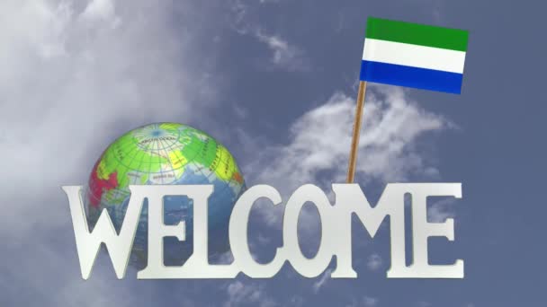 Поворотний глобус і невелику паперову прапор Сьєрра-Леоне — стокове відео