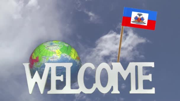 Στροφή σφαίρα και μικρό χαρτί σημαία της Αϊτής — Αρχείο Βίντεο