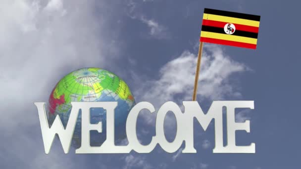 Roterande globe och små papper flagga Uganda — Stockvideo
