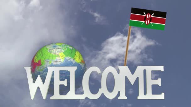 Поворотний глобус і невелику паперову прапор Кенії — стокове відео