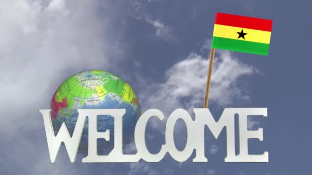 Roterande globe och små papper flagga Ghana — Stockvideo