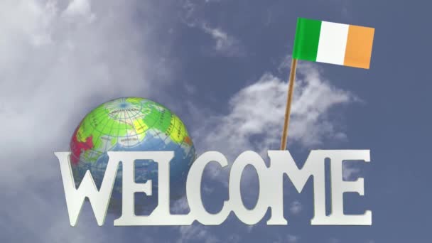 Draaiende globe en kleine papieren vlag van Ierland — Stockvideo