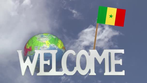 Draaiende globe en kleine papieren vlag van Senegal — Stockvideo