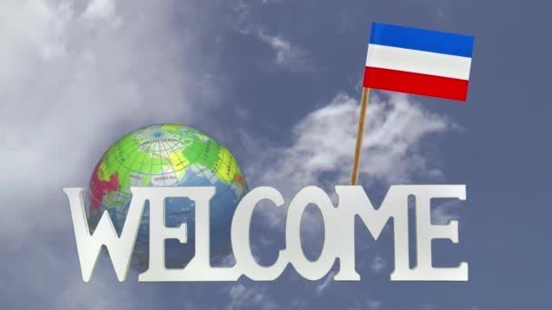 Поворотний глобус і невелику паперову прапор Югославська Федеративна Республіка — стокове відео
