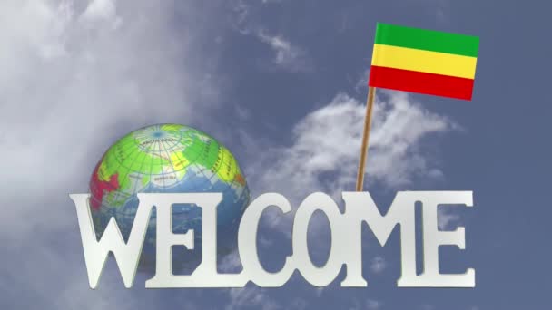 Draaiende globe en kleine papieren vlag van Ethiopië — Stockvideo