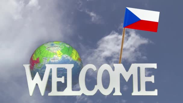 Esztergálás globe és a kis papír Cseh Köztársaság zászlaja — Stock videók