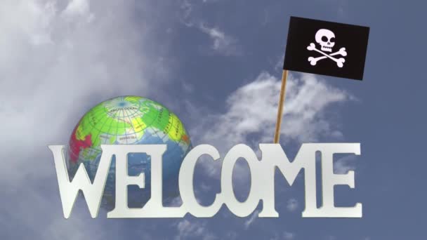 车削球和小纸海盗旗 — 图库视频影像