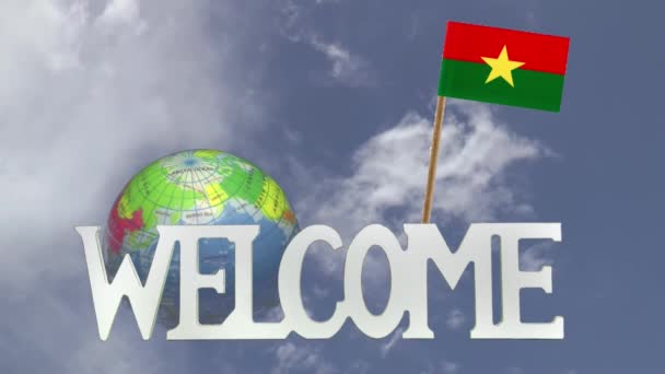 Draaiende globe en kleine papieren vlag van Burkina Faso — Stockvideo