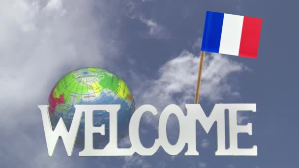 Поворотний глобус і невелику паперову прапор Франції — стокове відео