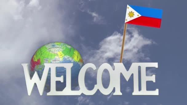 Στροφή σφαίρα και μικρό χαρτί σημαία των Φιλιππίνων — Αρχείο Βίντεο
