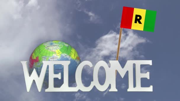 Esztergálás globe és a kis papír Ruanda zászlaja — Stock videók