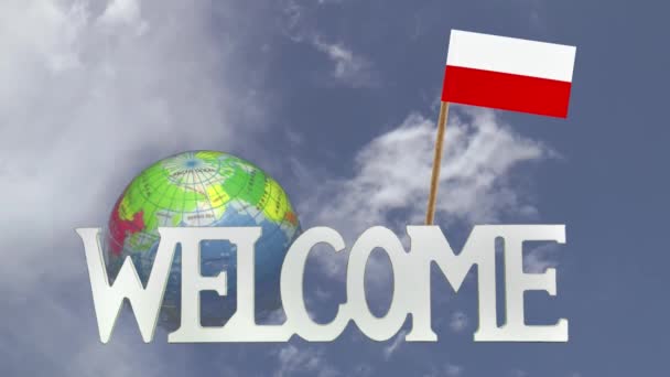 Draaiende globe en kleine papieren vlag van Polen — Stockvideo