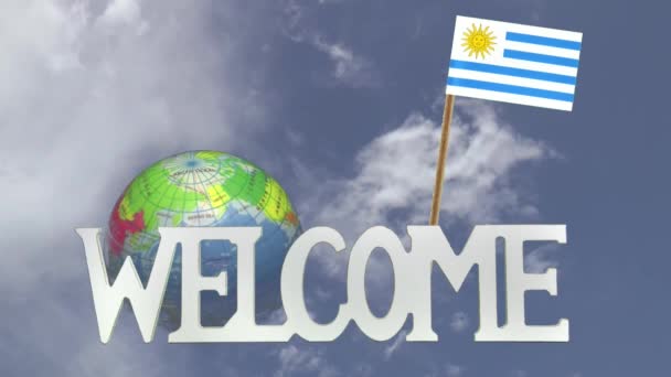 Roterande globe och små papper flagga Uruguay — Stockvideo