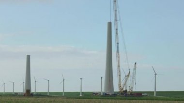 Bir yel değirmeni park bina