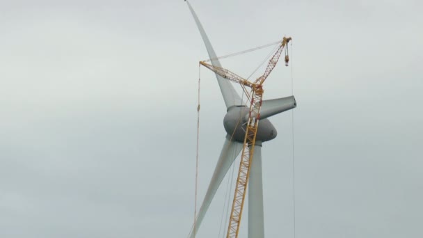 Bouwen van een windmolen park — Stockvideo