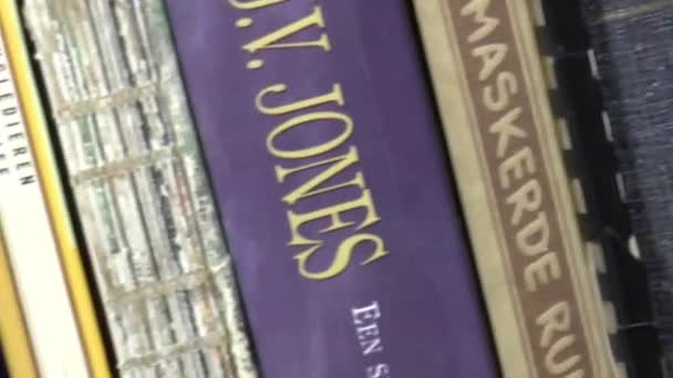 Livros em uma estante de livros — Vídeo de Stock