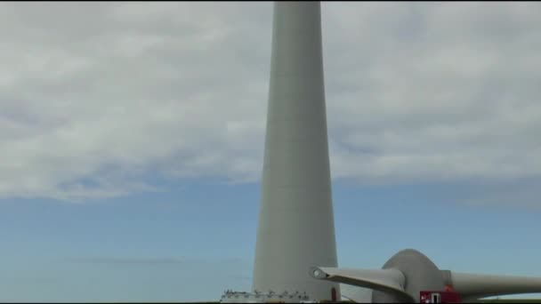 Bouwen van een windmolen park — Stockvideo