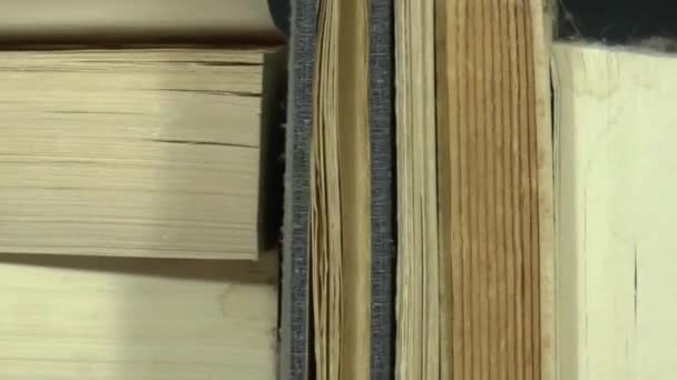 Livres sur une étagère