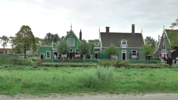 Toeristen in het openluchtmuseum — Stockvideo