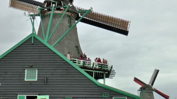 Turistas en el Museo al Aire Libre — Vídeo de stock