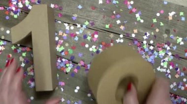 Kadının elinde bir doğum günü kartı oluşturma