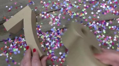 Kadının elinde bir doğum günü kartı oluşturma