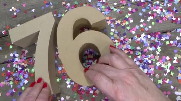 As mãos das mulheres estão criando um cartão de aniversário — Vídeo de Stock