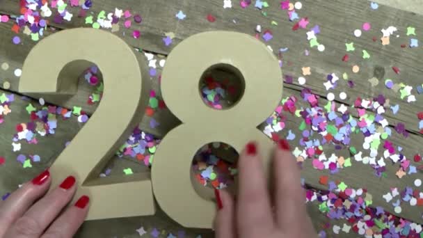 Le mani delle donne stanno creando un biglietto di compleanno — Video Stock