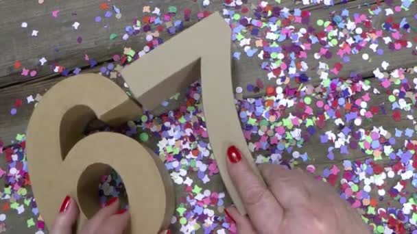 Les mains des femmes créent une carte d'anniversaire — Video