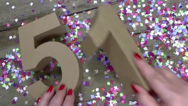 Le mani delle donne stanno creando un biglietto di compleanno — Video Stock
