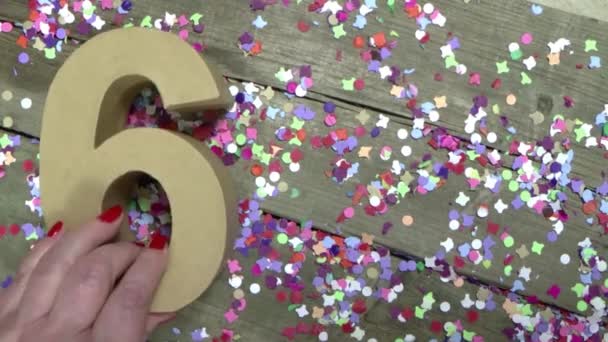 Kvinders hænder skaber et fødselsdagskort – Stock-video
