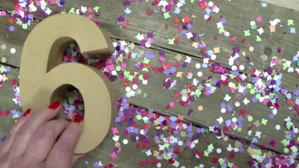 Le mani delle donne stanno creando un biglietto di compleanno — Video Stock