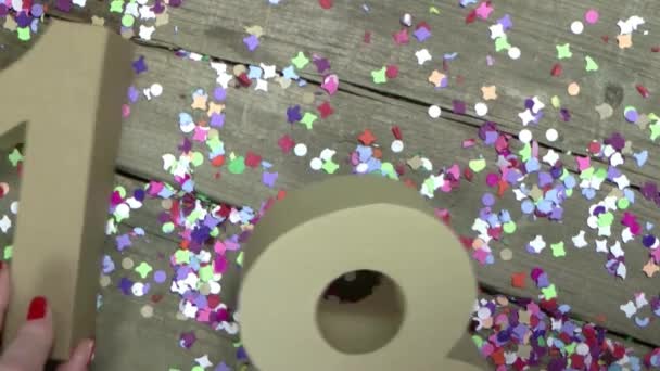 Le mani delle donne stanno creando un biglietto di compleanno — Video Stock