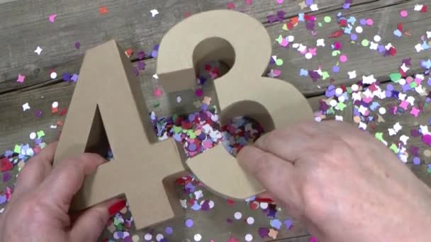 Les mains des femmes créent une carte d'anniversaire — Video